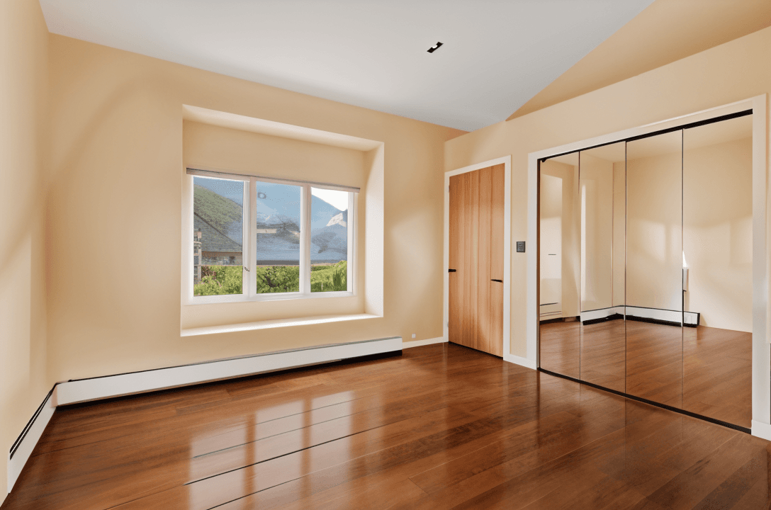 Empty unfurnished room before virtual staging